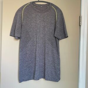 Lululemon T-Shirt Mens Medium Heather Gray Short Sleeve Athletic Tee